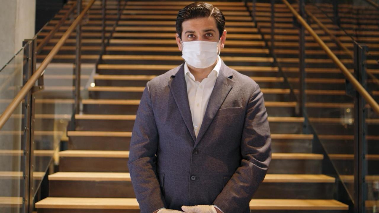 ฮอลิเดย์ อินน์ สนามบินนานาชาติมุมไบ ภายนอก รูปภาพ A hotel employee wearing a face mask