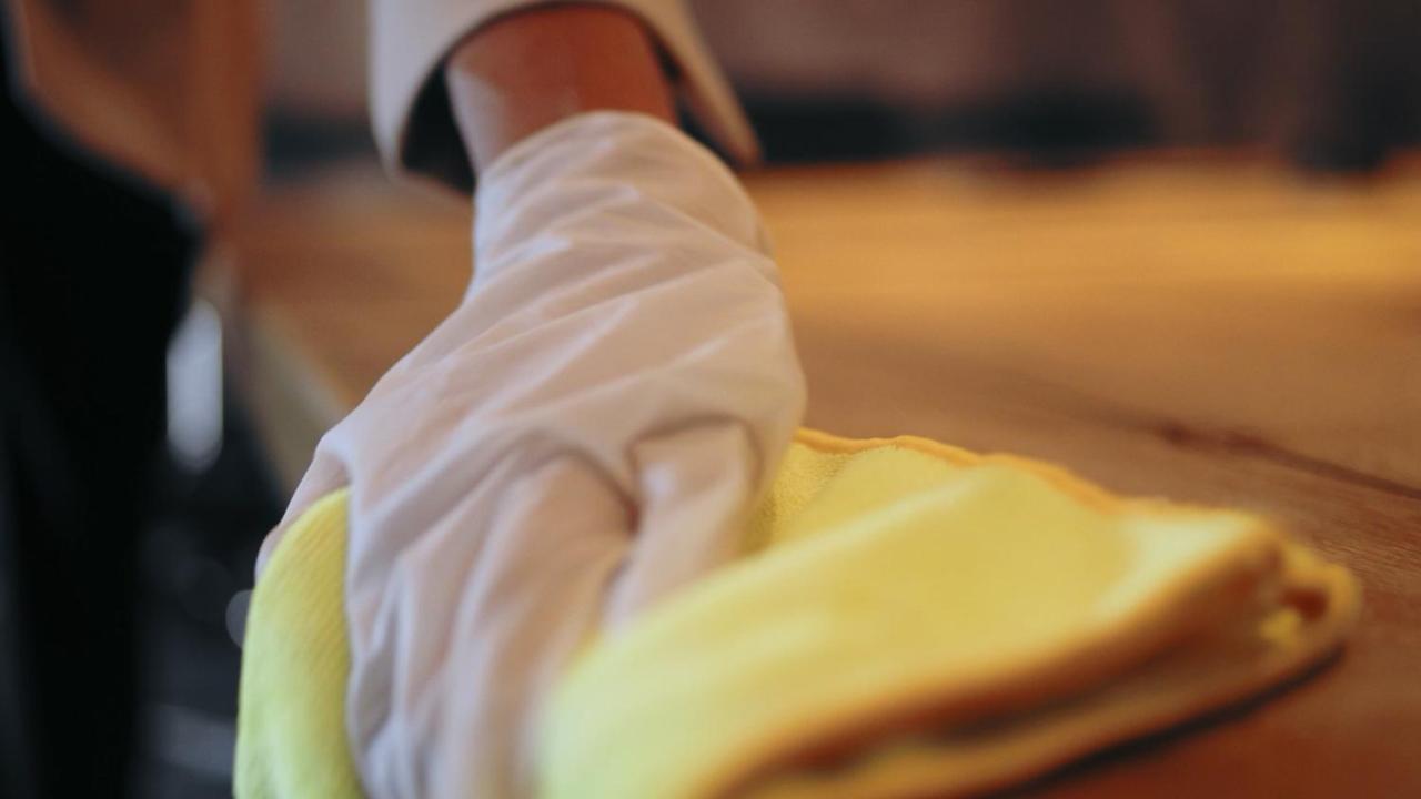 ฮอลิเดย์ อินน์ สนามบินนานาชาติมุมไบ ภายนอก รูปภาพ A person receiving a shiatsu massage