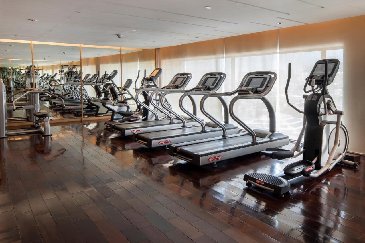ฮอลิเดย์ อินน์ สนามบินนานาชาติมุมไบ ภายนอก รูปภาพ A row of treadmills