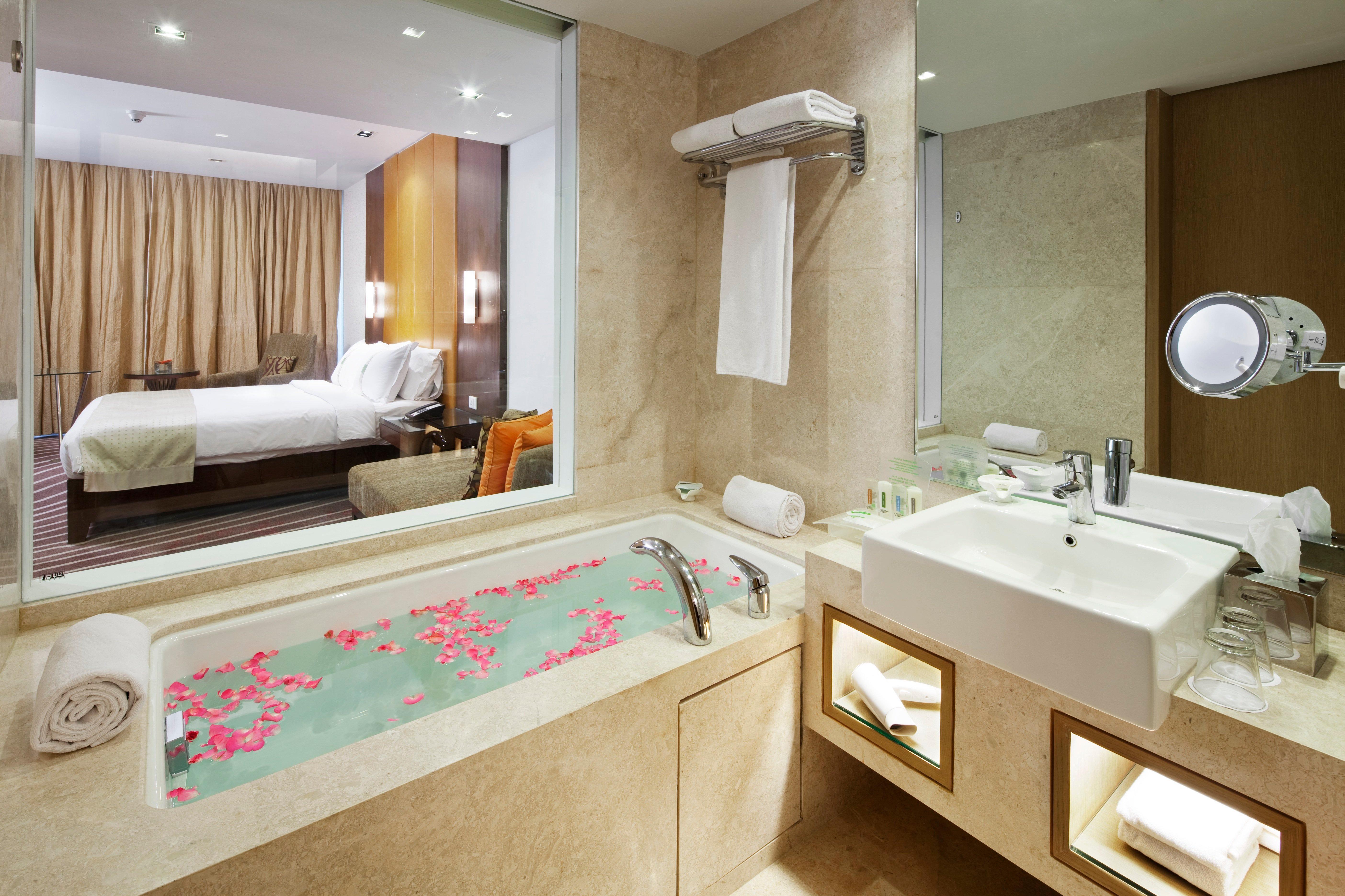 ฮอลิเดย์ อินน์ สนามบินนานาชาติมุมไบ ภายนอก รูปภาพ A bathroom in a hotel