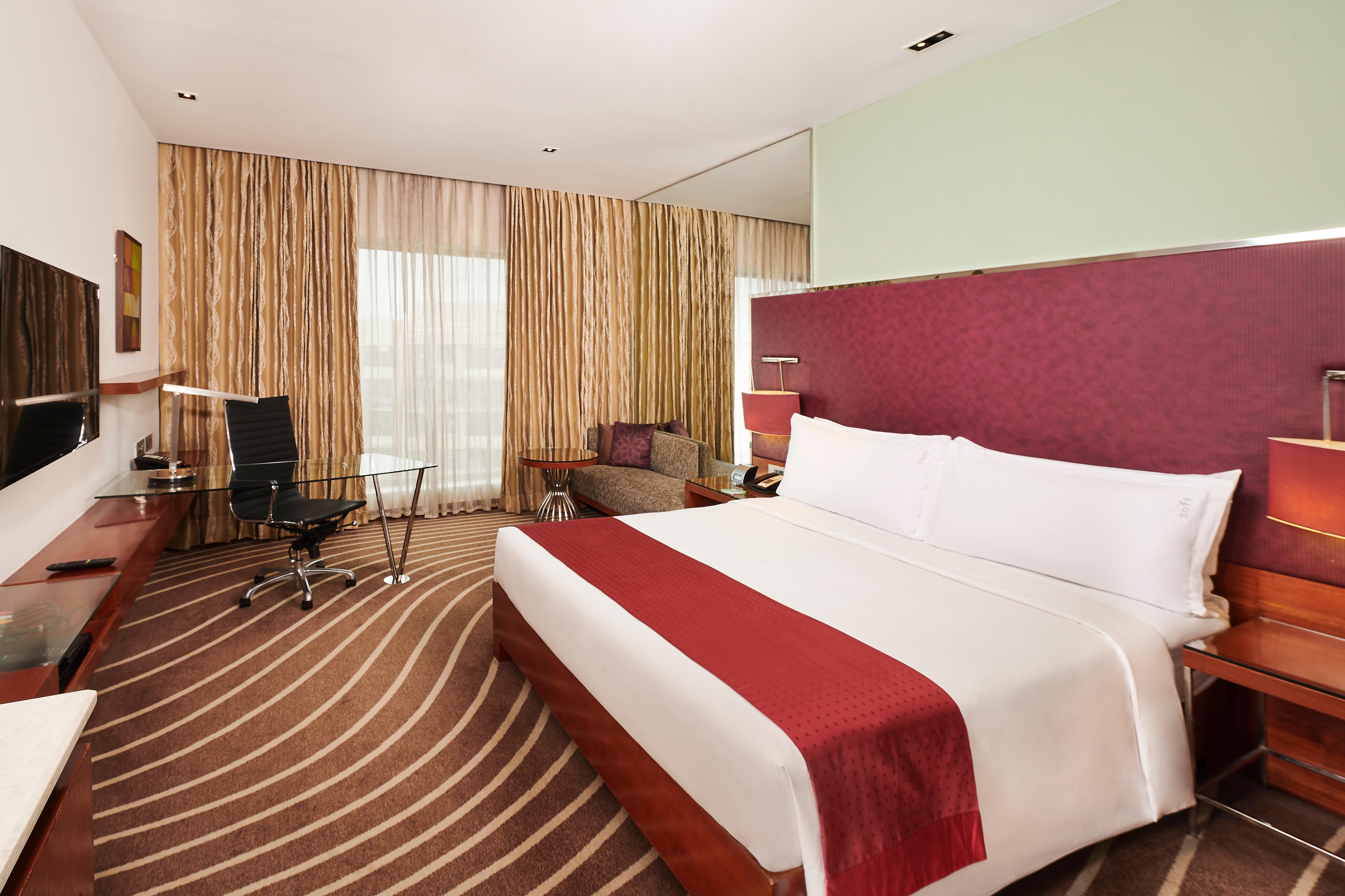 ฮอลิเดย์ อินน์ สนามบินนานาชาติมุมไบ ภายนอก รูปภาพ A room at the Crowne Plaza Hotel, Hyderabad