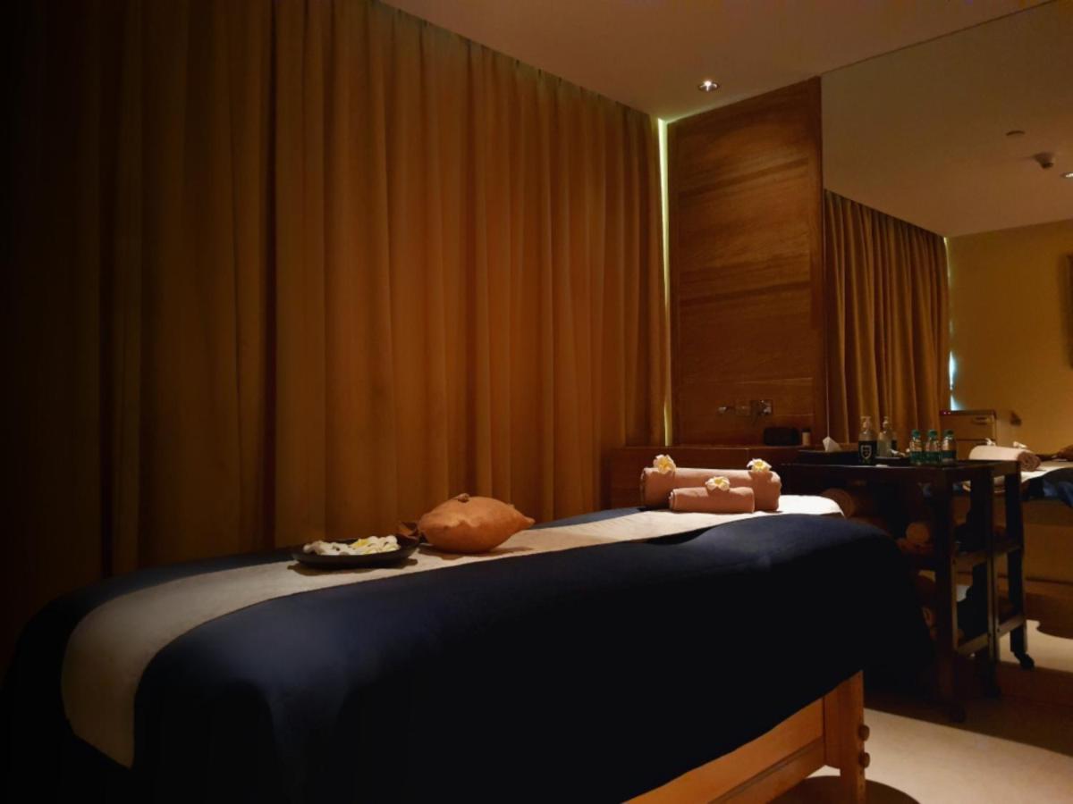ฮอลิเดย์ อินน์ สนามบินนานาชาติมุมไบ ภายนอก รูปภาพ A massage bed
