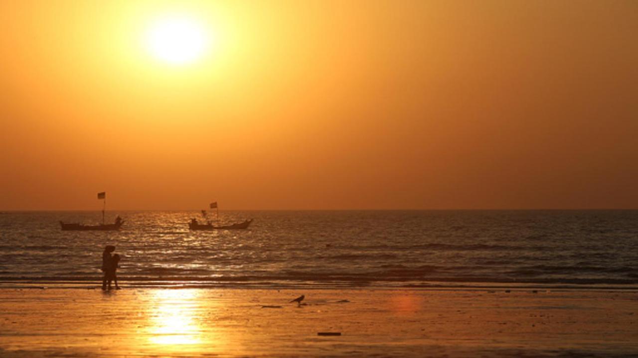 ฮอลิเดย์ อินน์ สนามบินนานาชาติมุมไบ ภายนอก รูปภาพ Sunset at the beach