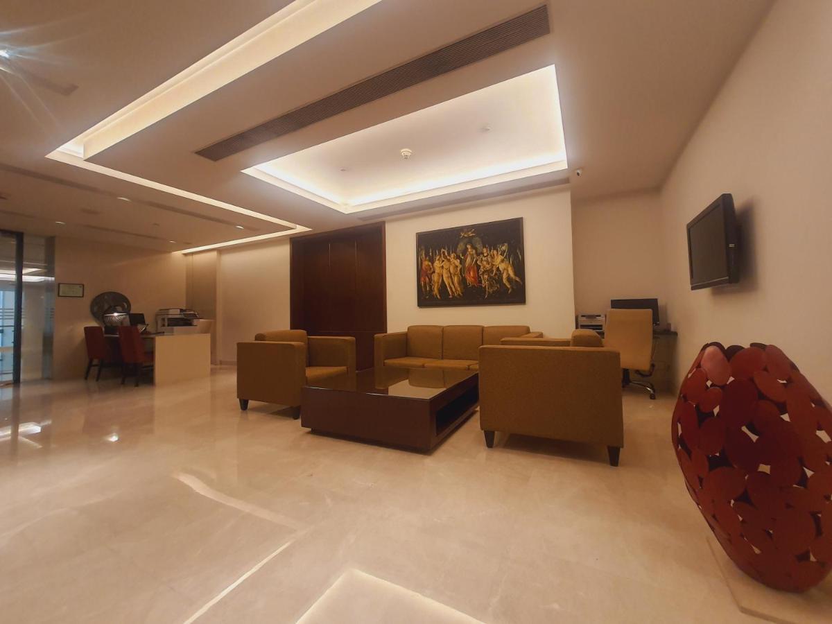 ฮอลิเดย์ อินน์ สนามบินนานาชาติมุมไบ ภายนอก รูปภาพ The lobby of the hotel