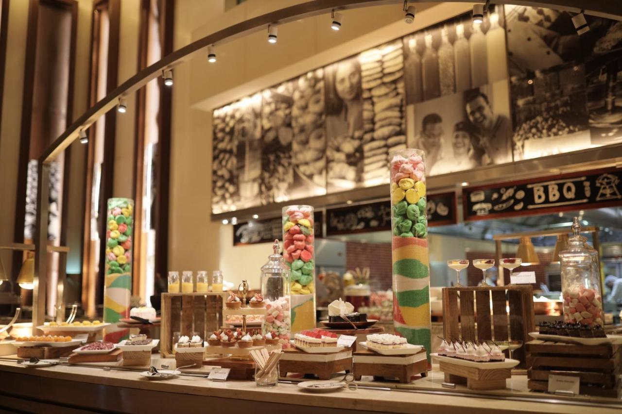ฮอลิเดย์ อินน์ สนามบินนานาชาติมุมไบ ภายนอก รูปภาพ The buffet at the lobby