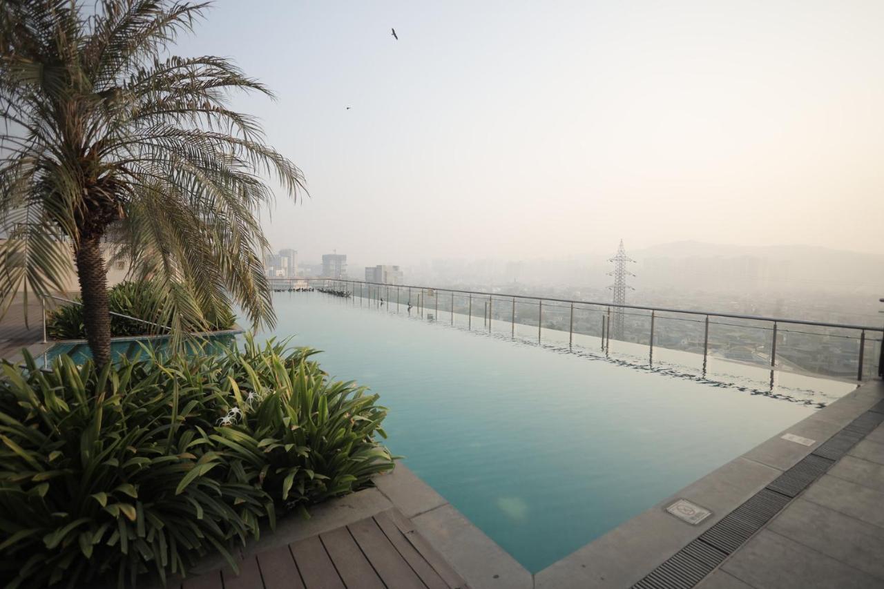 ฮอลิเดย์ อินน์ สนามบินนานาชาติมุมไบ ภายนอก รูปภาพ Infinity pool at the Oberoi, Mumbai