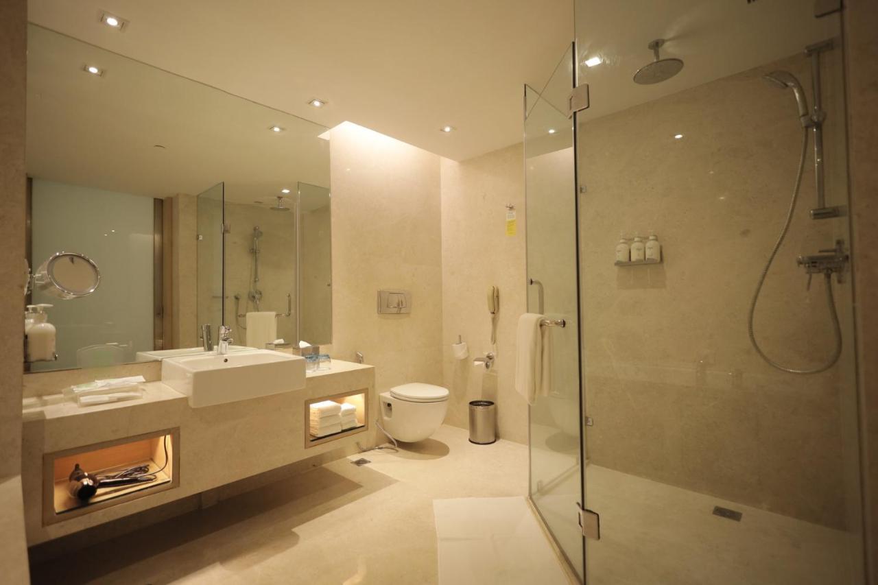 ฮอลิเดย์ อินน์ สนามบินนานาชาติมุมไบ ภายนอก รูปภาพ A modern bathroom