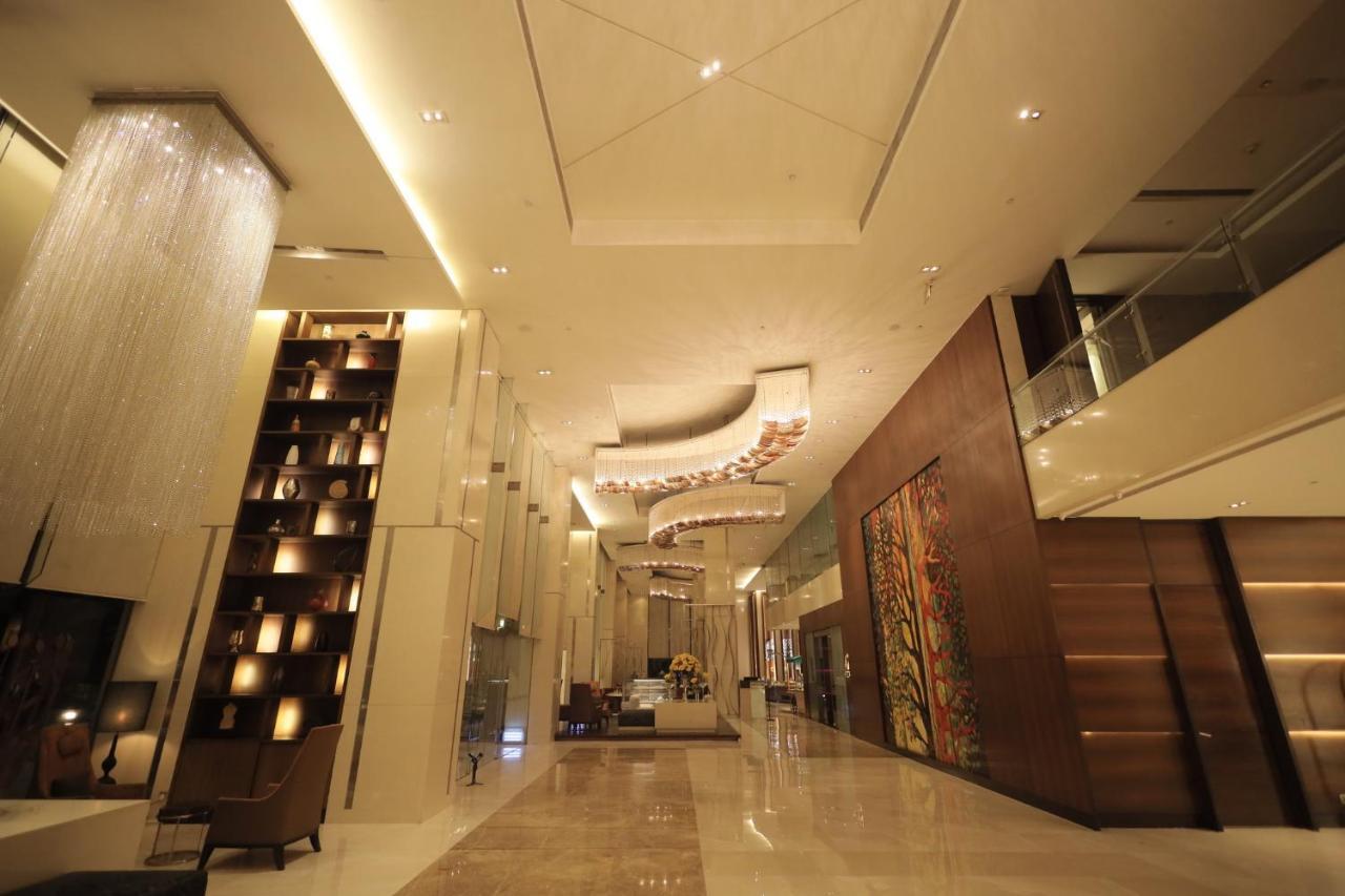 ฮอลิเดย์ อินน์ สนามบินนานาชาติมุมไบ ภายนอก รูปภาพ The lobby of the hotel