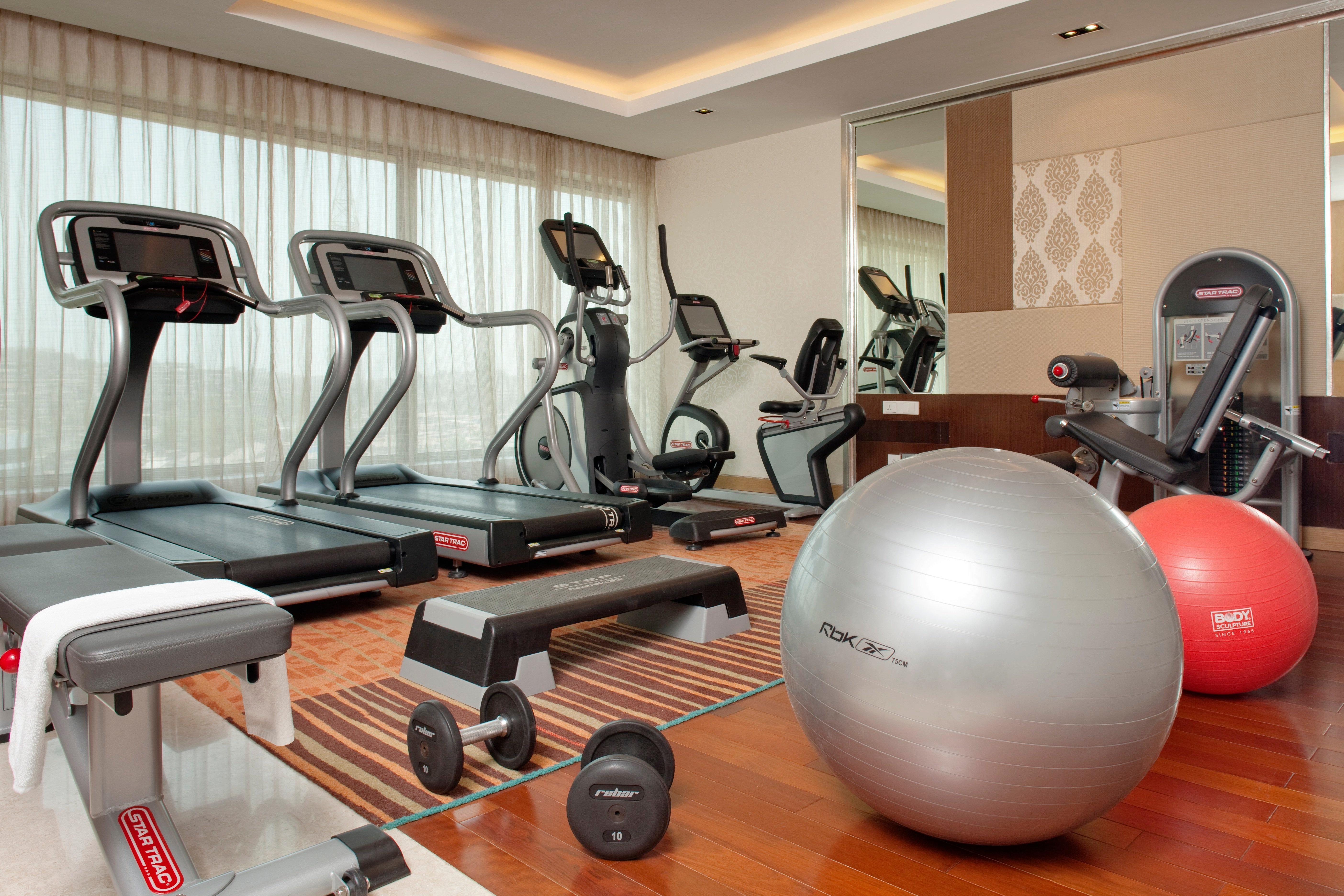 ฮอลิเดย์ อินน์ สนามบินนานาชาติมุมไบ ภายนอก รูปภาพ A gym at a hotel