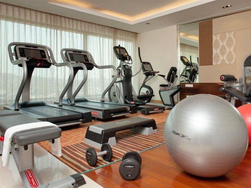 ฮอลิเดย์ อินน์ สนามบินนานาชาติมุมไบ ภายนอก รูปภาพ A gym at a hotel