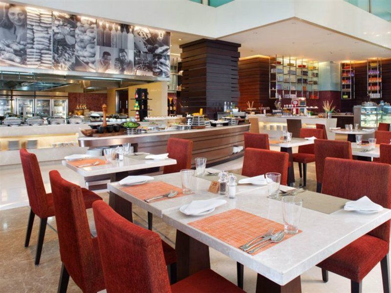 ฮอลิเดย์ อินน์ สนามบินนานาชาติมุมไบ ภายนอก รูปภาพ The restaurant