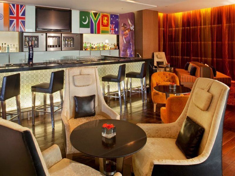 ฮอลิเดย์ อินน์ สนามบินนานาชาติมุมไบ ภายนอก รูปภาพ The bar at the lounge