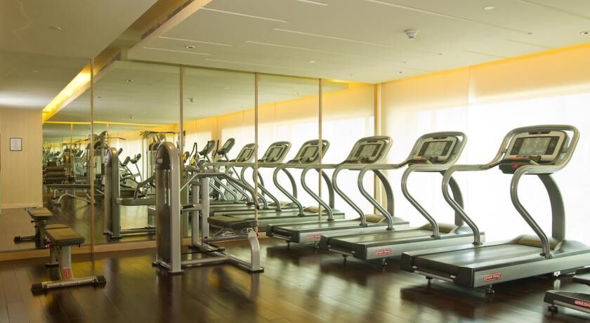 ฮอลิเดย์ อินน์ สนามบินนานาชาติมุมไบ ภายนอก รูปภาพ A row of treadmills